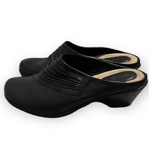 Women's Michelle D Black Leather Steff Clogs
